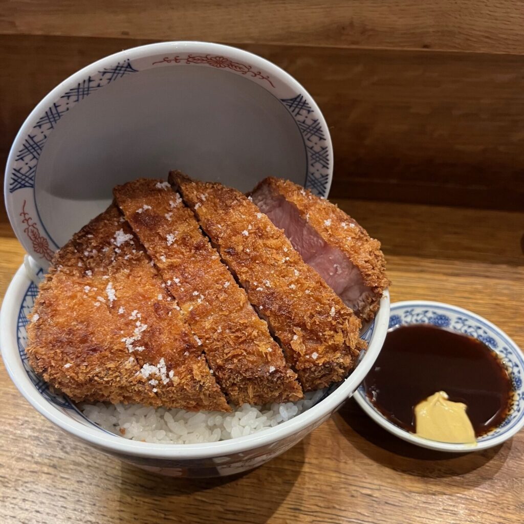 Plat Haikara Deep fried : tonkatsu et sa sauce.