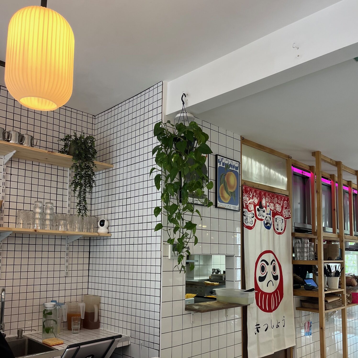 Décoration intérieure avec daruma de Sando Club
