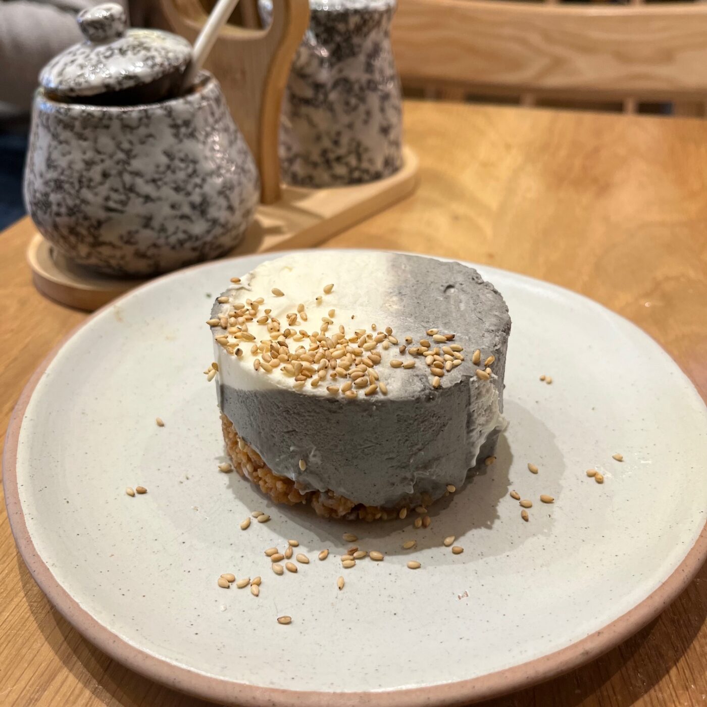 Yatai Ramen - Cheesecake au sésame noir sur lit de crumble