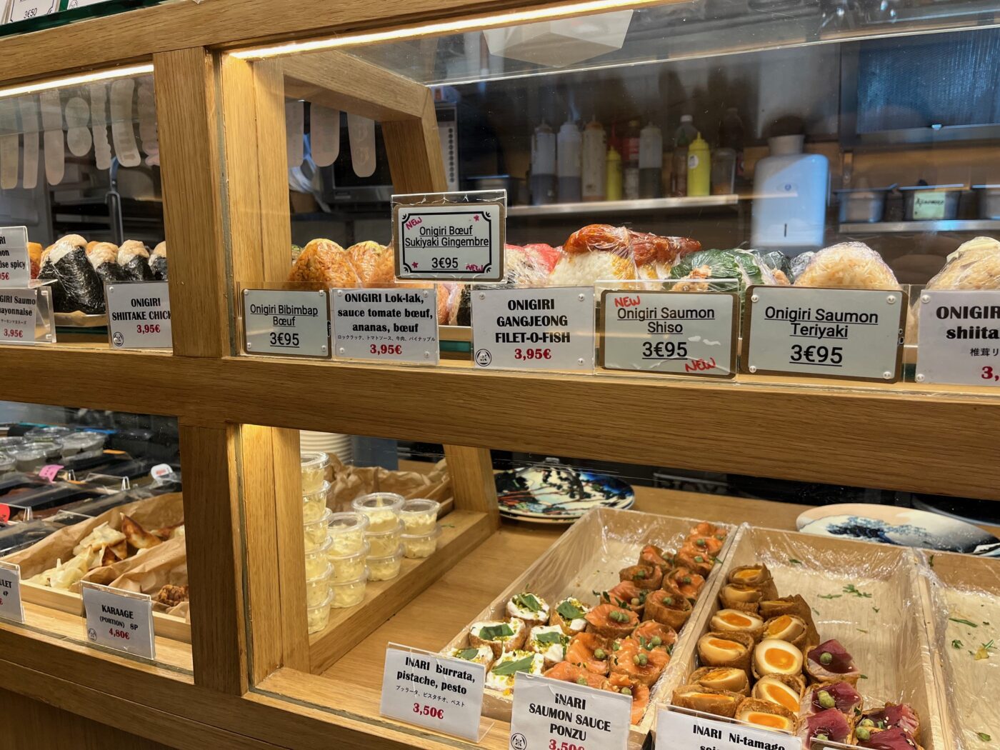 Différents inarizushi et onigiri proposés chez KOME KOME