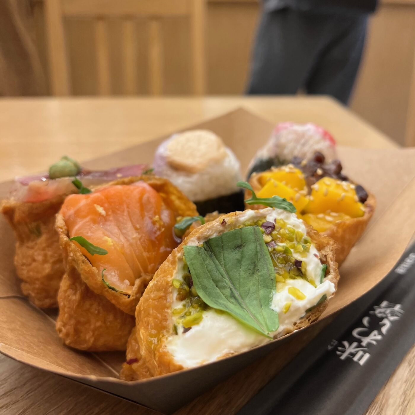 Inarizushi pistache pesto de KOME KOME